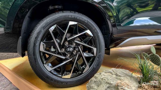 The Alcazar's alloy wheel design also gets an update.