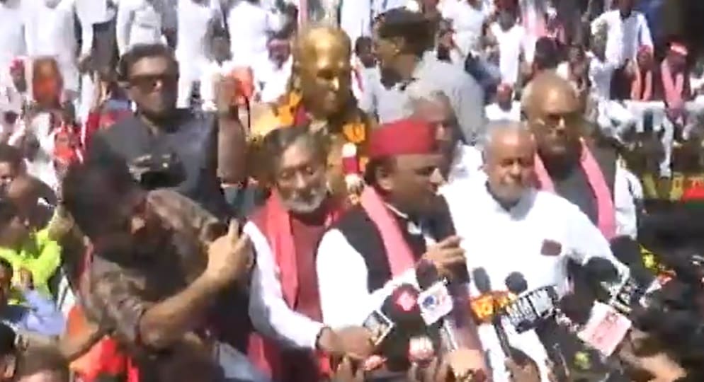 Advised against visiting JPNIC, Akhilesh Yadav garlands JP Narayan's bust outside residence Advised against visiting JPNIC, Akhilesh Yadav garlands JP Narayan's bust outside residence