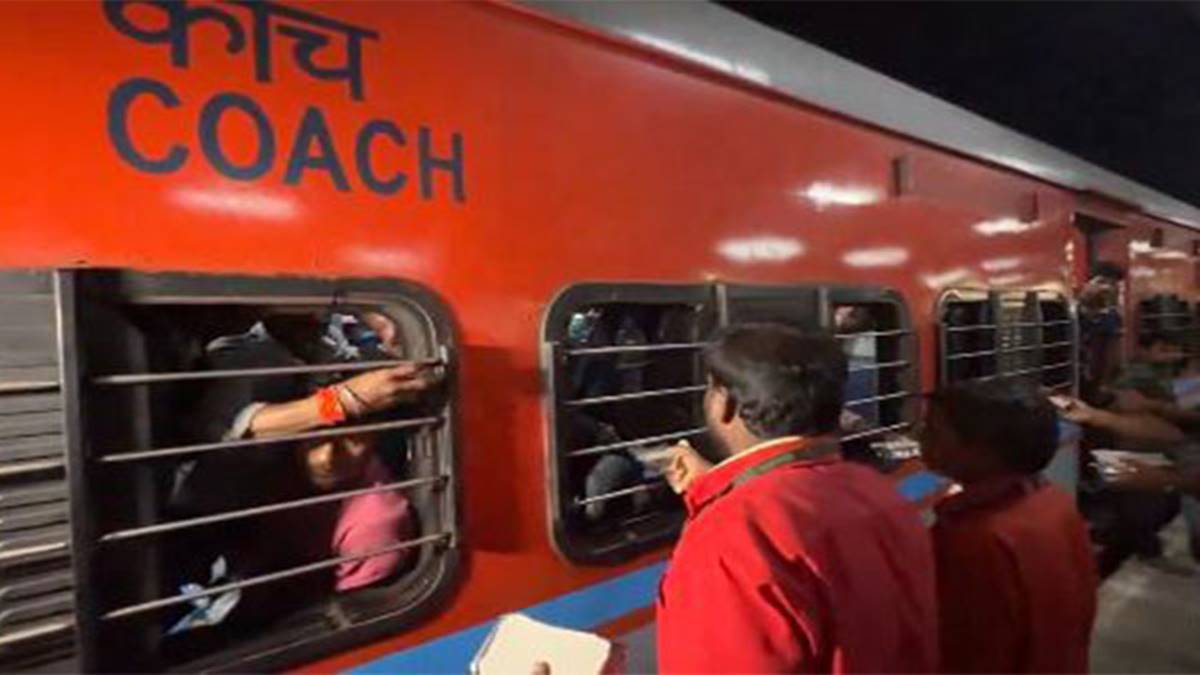 Bagmati Express passengers arrive in Darbhanga Bagmati Express passengers arrive in Darbhanga
