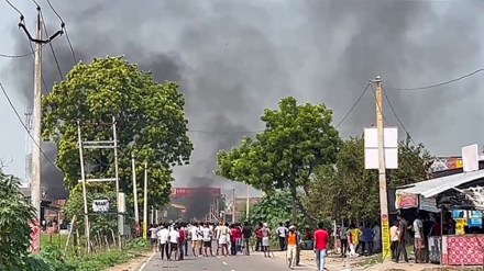 Bahraich violence: Restless crowds on roads, shops and vehicles torched Bahraich violence: Restless crowds on roads, shops and vehicles torched