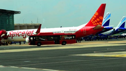 Two SpiceJet flights receive bomb threats on social media; Delhi Police registers FIR, launches probe Two SpiceJet flights receive bomb threats on social media; Delhi Police registers FIR, launches probe