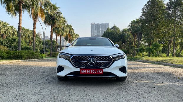 Mercedes-Benz E-Class LWB (1)