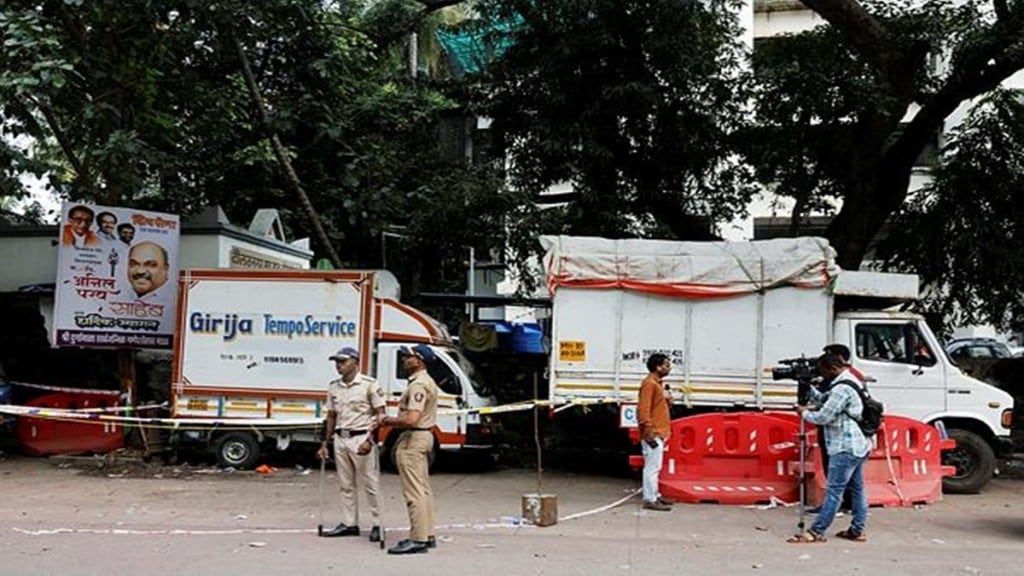 Shooters set off smoke firecracker to disrupt vision of cops in Baba Siddique's security detail Shooters set off smoke firecracker to disrupt vision of cops in Baba Siddique's security detail