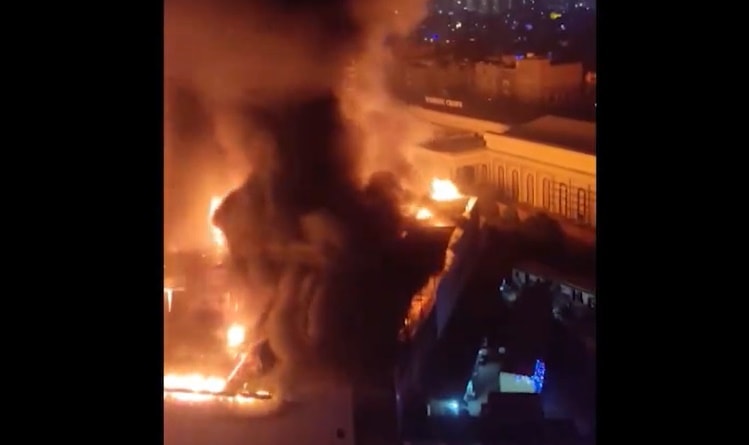 One killed as major fire breaks out at banquet hall in Noida