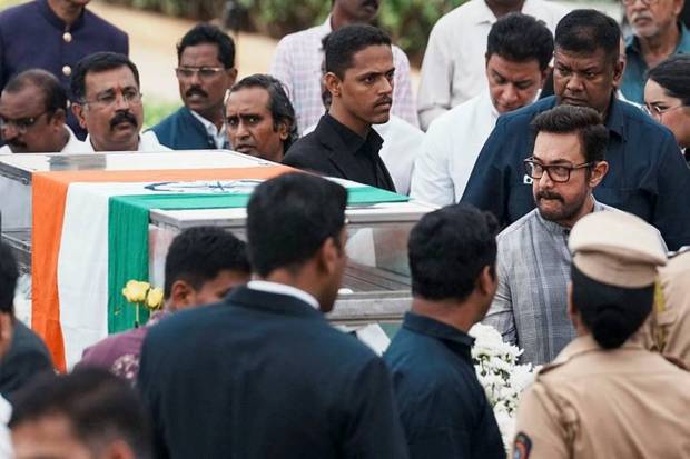 Bollywood actor Aamir Khan pays his last respects to business leader Ratan Tata. (Photo source: PTI)