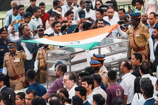 . Industrialist Ratan Tata's mortal remains being taken to Worli Crematorium for last rites. (Photo source: PTI)