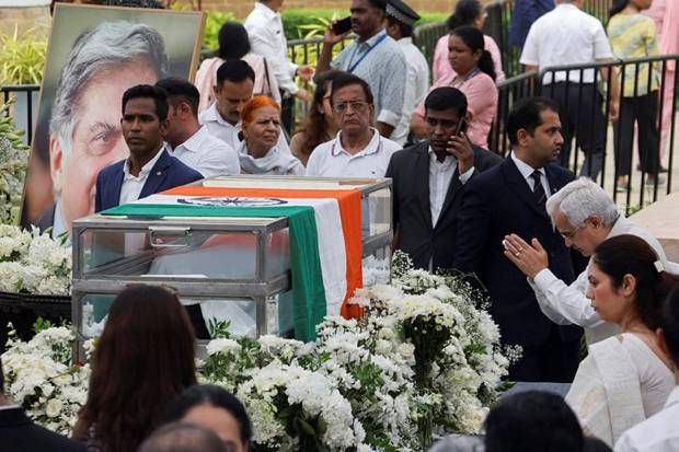 Governor of the Reserve Bank of India (RBI) Shaktikanta Das, pays his respect to the former chairman of Tata Group Ratan Tata, in Mumbai. (Photo source: Reuters)