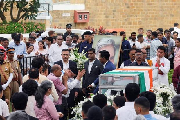 People can be seen paying their respects to the former chairman of Tata Group Ratan Tata. (Photo source: Reuters)