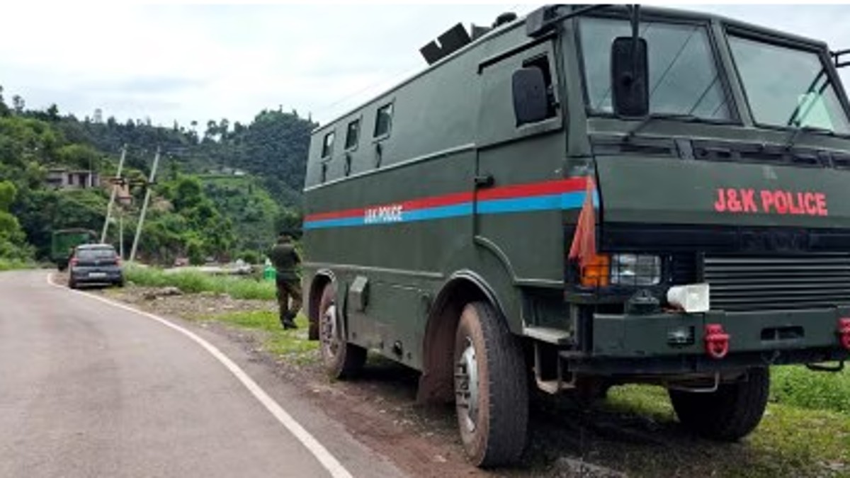 Suspected terror attack at Army vehicle in J&K's Akhnoor, search operation launched. (File Image) Suspected terror attack at Army vehicle in J&K's Akhnoor, search operation launched. (File Image)