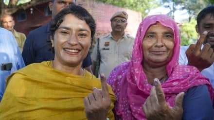 Haryana Vidhan Sabha Exit Poll 2024 Highlights: Congress candidate from Julana constituency Vinesh Phogat and her mother show their fingers marked with indelible ink after casting their votes at a polling station at Balali village during the Haryana Assembly elections, in Charkhi Dadri district, Saturday, Oct. 5, 2024. (PTI Photo/Shahbaz Khan)