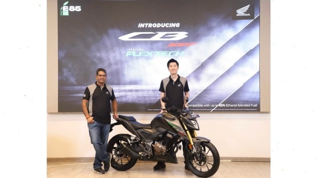 Yogesh Mathur (Director - Sales & Marketing, HMSI) and Takeshi Kobayashi (Director - Sales & Marketing, HMSI) with the new Honda CB300F Flex Fuel