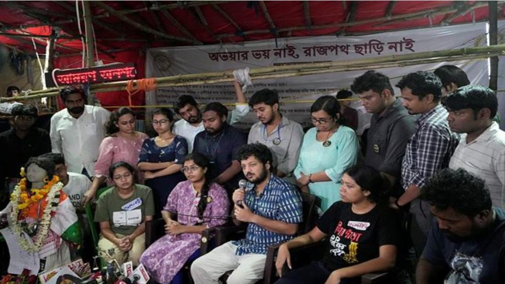 RG Kar protest: Agitating doctors call off hunger strike after meeting with Mamta Banerjee on Monday RG Kar protest: Agitating doctors call off hunger strike after meeting with Mamta Banerjee on Monday