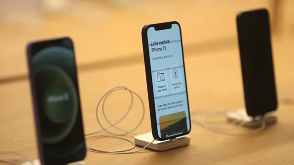As the holiday season approaches, smartphone brands are also offering exciting deals