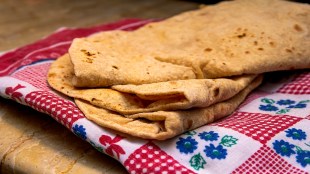 Roti, Chapati, Rotis, Chapatis, Roti benefits, roti side effects, stale roti, stale roti uses, stale roti benefits, Indian diet, health news, wellness news,