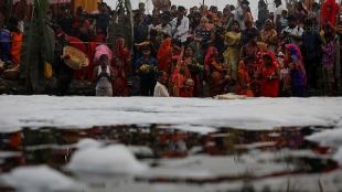 AQI remains very poor; smog blankets city reducing visibility, Devotees brave polluted Yamuna to celebrate Chhath Puja