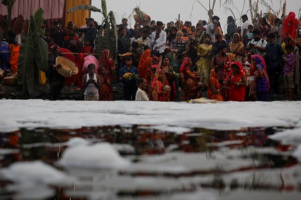 AQI remains very poor; smog blankets city reducing visibility, Devotees brave polluted Yamuna to celebrate Chhath Puja AQI remains very poor; smog blankets city reducing visibility, Devotees brave polluted Yamuna to celebrate Chhath Puja