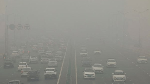 Traffic moves along a road as the sky is enveloped in smog after Delhi's air quality worsened due to alarming air pollution. (Reuters)