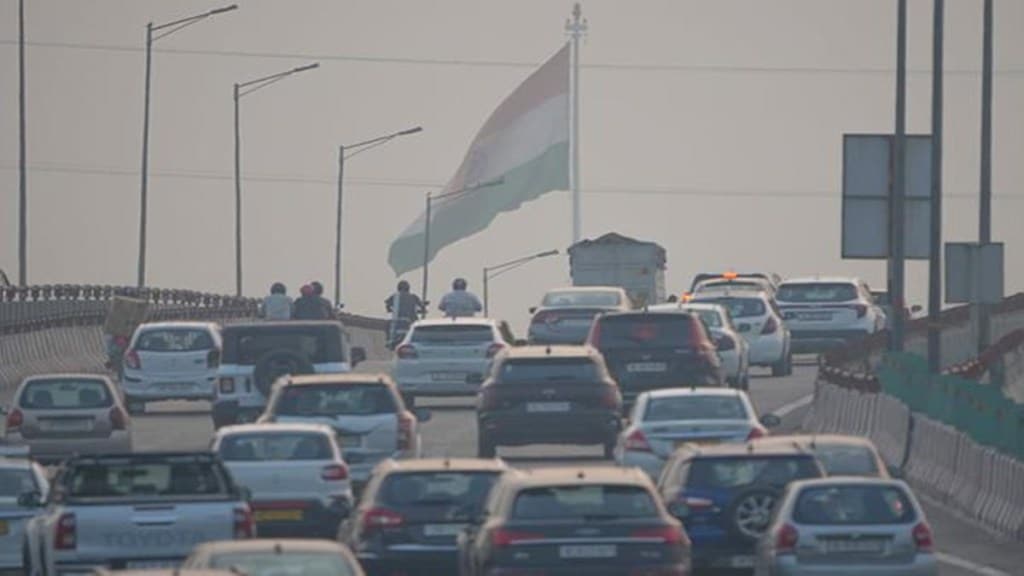 Delhi wakes up to thick smog, AQI continues to remain in "very poor" category