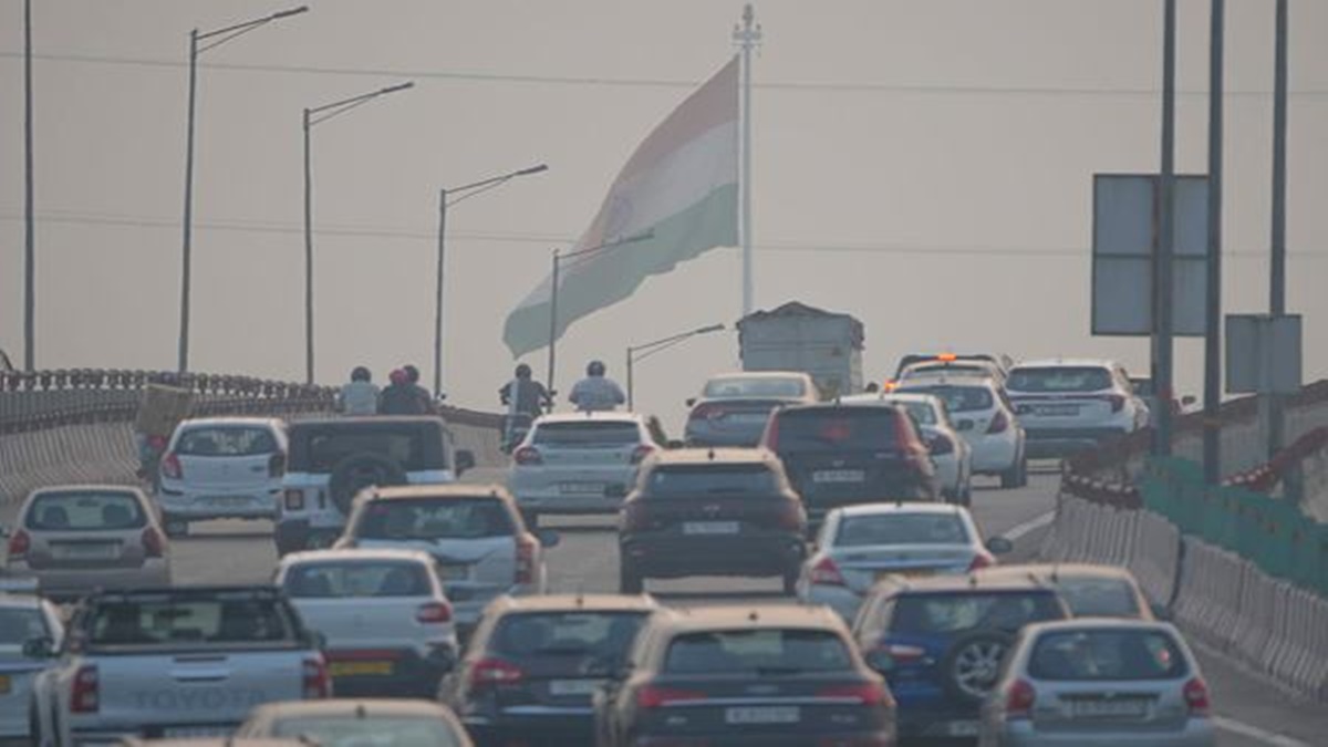 Delhi wakes up to thick smog, AQI continues to remain in "very poor" category Delhi wakes up to thick smog, AQI continues to remain in "very poor" category