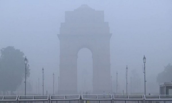 Visibility drops as thick smog shrouds Delhi, Noida; AQI crosses 350-mark