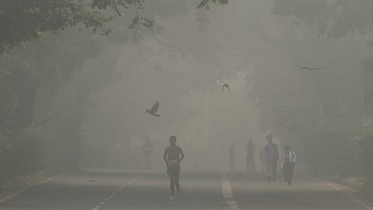 Delhi chokes as AQI plummets to 'severe plus' level, stands at 483; schools go online, flights delayed