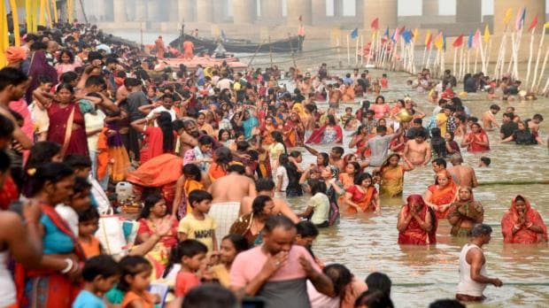 Patna: Devotees take a holy dip in Ganga river during the start of the 4-day Chhath Puja festival. (Image:PTI)