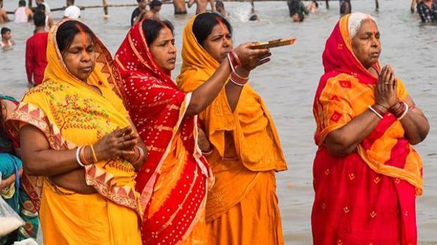 In Patna, devotees perform rituals after taking a holy dip in the Ganga river, marking the beginning of the four-day Chhath Puja festival on Tuesday. (Image:PTI)