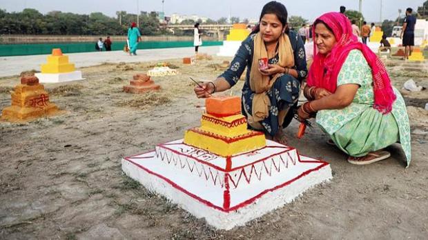 Devotees in Lucknow prepare the Chhath bedi on Tuesday in anticipation of the upcoming Chhath Puja festival celebrations. (Image:ANI)