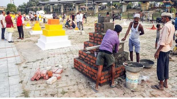 Devotees prepare Chhath Bedi for Chhath Puja celebrations on the banks of river in Lucknow on Tuesday. (Image: ANI)