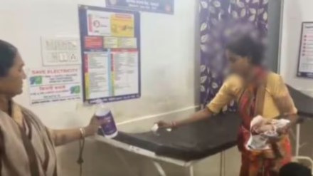 Viral, viral video, Madhya pradesh, Madhya pradesh woman, woman cleans hospital bed, man killed in Dindori, MP family killed