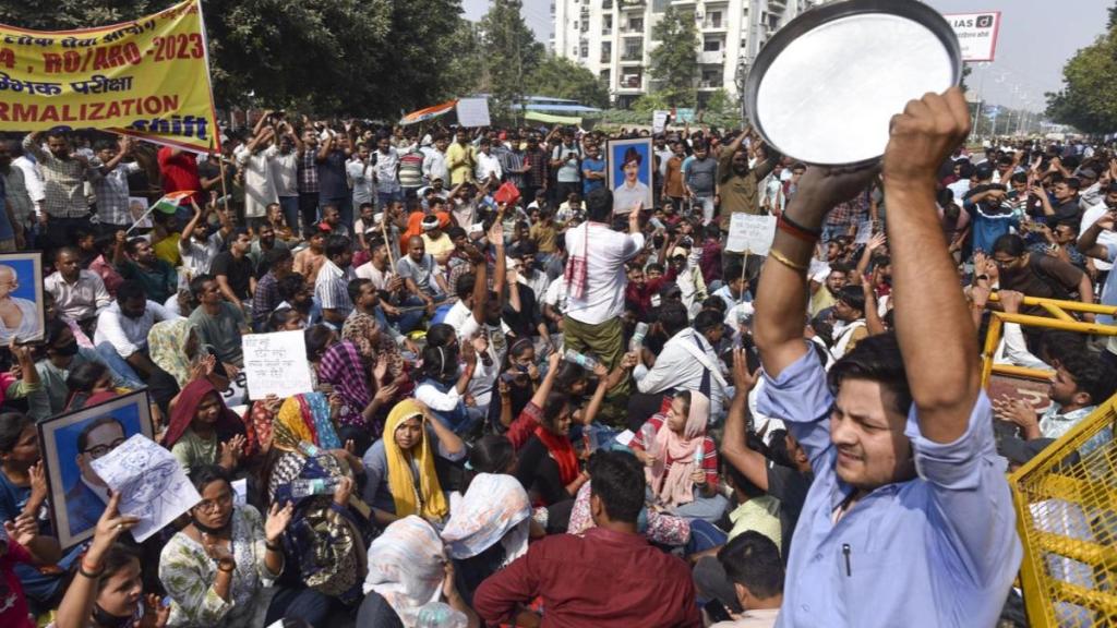 UPPSC Protest, Uttar Pradesh Public Service Commission, one day one shift approved, uppsc exam 2024, Prayagraj Protest, UPPSC Protest in Prayagraj, UPPSC Protest in Prayagraj, UPPSC students protest, UPPSC PCS exam 2024, UPPSC exam RO-ARO exam 2024, UPPSC controversy, UPPSC exam schedule row, UP, Yogi Adityanath