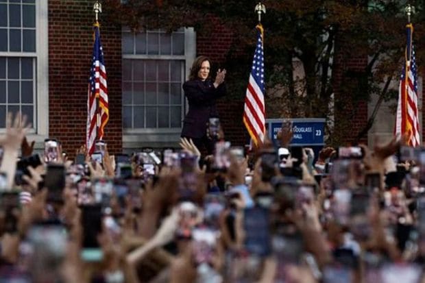 Democratic presidential nominee U.S. Vice President Kamala Harris applauds the audience as she attends to deliver remarks, conceding 2024 U.S. presidential election to President-elect Donald Trump, at Howard University in Washington, U.S., November 6, 2024. (REUTERS/Evelyn Hockstein)