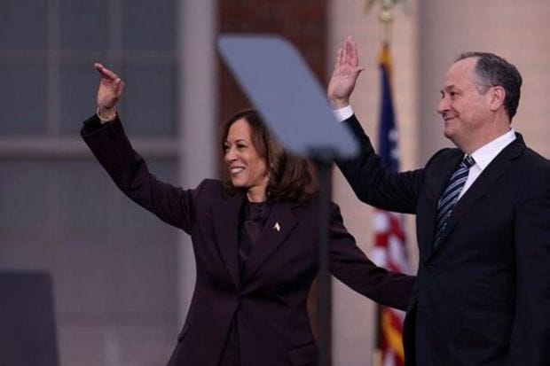 Democratic presidential nominee U.S. Vice President Kamala Harris and her husband Second gentleman Doug Emhoff wave after she delivered remarks, conceding 2024 U.S. Presidential Election to President-elect Donald Trump, at Howard University in Washington, U.S., November 6, 2024. (REUTERS/Hannah McKay)