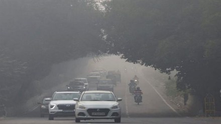 Traffic passes by on a road as the sky is enveloped with smog after Delhi's air quality was classified as "hazardous" amidst severe air pollution, in New Delhi, India, November 14, 2024. REUTERS/Anushree Fadnavis