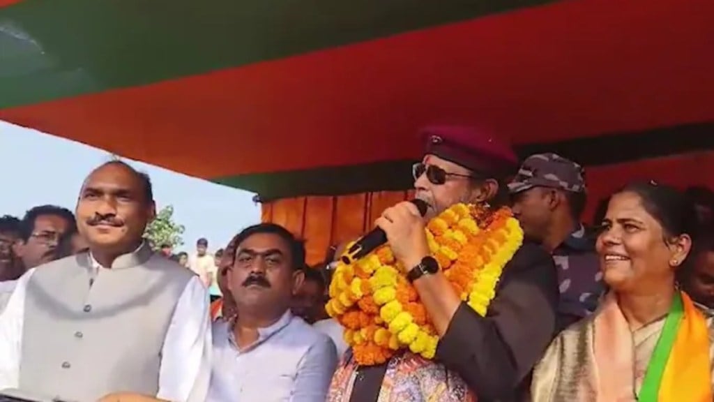 Mithun Chakraborty robbed! Wallet goes missing at BJP rally in Jharkhand - Here's what happened next Mithun Chakraborty robbed! Wallet goes missing at BJP rally in Jharkhand - Here's what happened next