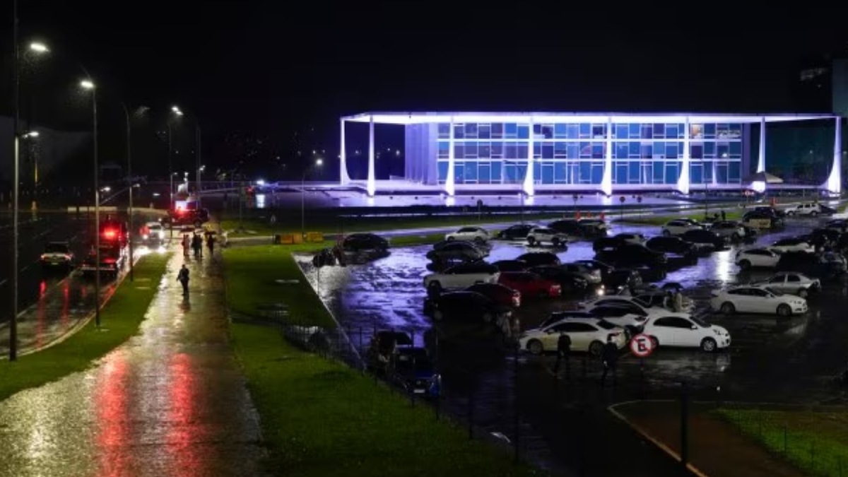 Explosion outside Brazil's Supreme Court leaves one dead, forces evacuation