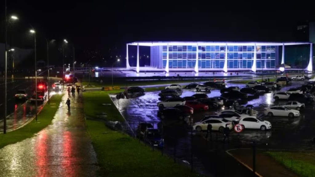 Explosion outside Brazil's Supreme Court leaves one dead, forces evacuation