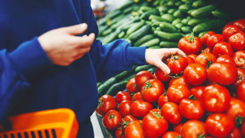 Tomato prices off peak, drop 22% on month as supplies improve