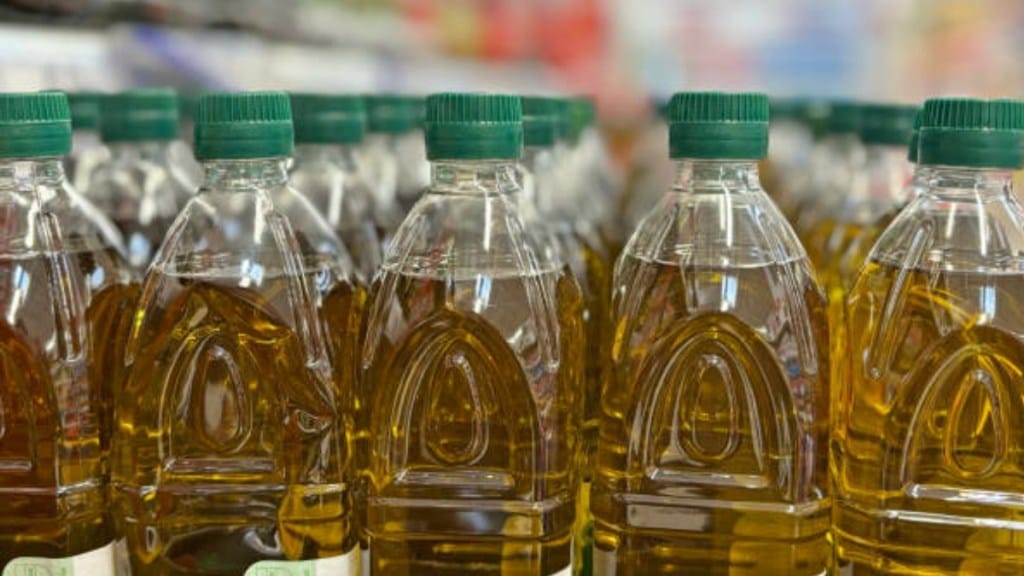 High edible oil prices keep consumer spending in check High edible oil prices keep consumer spending in check