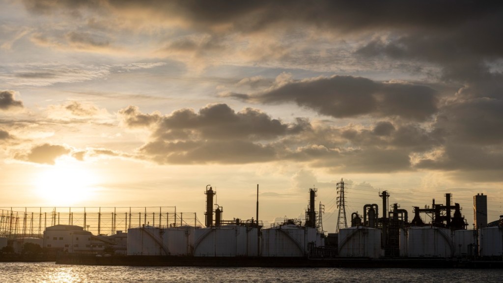 Oil prices were flat on Thursday after a surprise jump in U.S. gasoline inventories. (Image Source: Freepik)