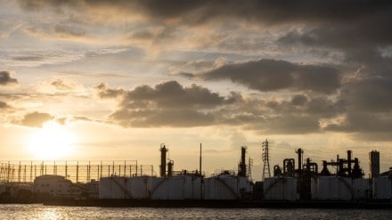 Oil prices were flat on Thursday after a surprise jump in U.S. gasoline inventories. (Image Source: Freepik)