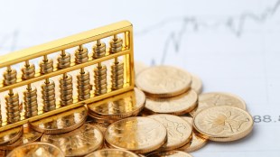 Gold Price declines this week and month, amid uncertainties of interest rates (Image Source : Freepik)