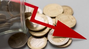 Indian Rupee weakens, amid dollar strengthening due to expected US monetary policy (Image Source: Freepik)