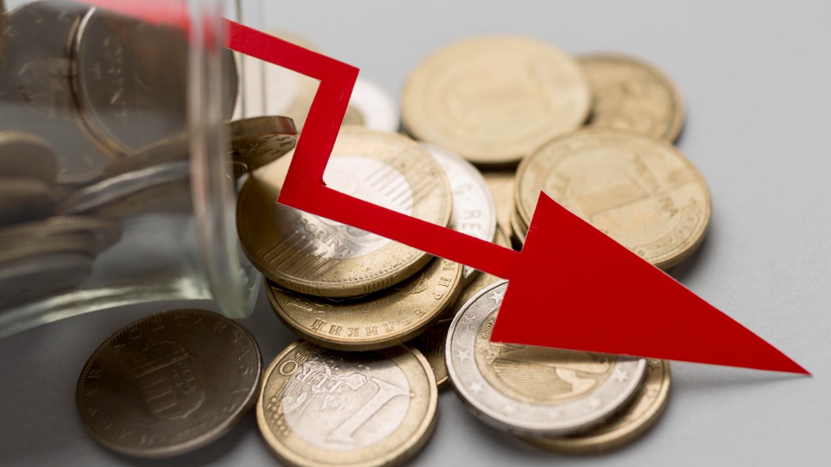 Indian Rupee weakens, amid dollar strengthening due to expected US monetary policy (Image Source: Freepik) Indian Rupee weakens, amid dollar strengthening due to expected US monetary policy (Image Source: Freepik)