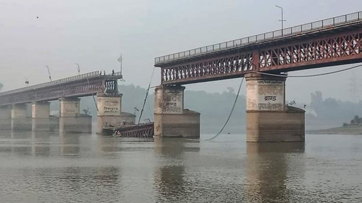 Unnao: A portion of the British-era bridge over the Ganga river collapsed, in Unnao, Uttar Pradesh, Tuesday, Nov. 26, 2024. (PTI Photo)