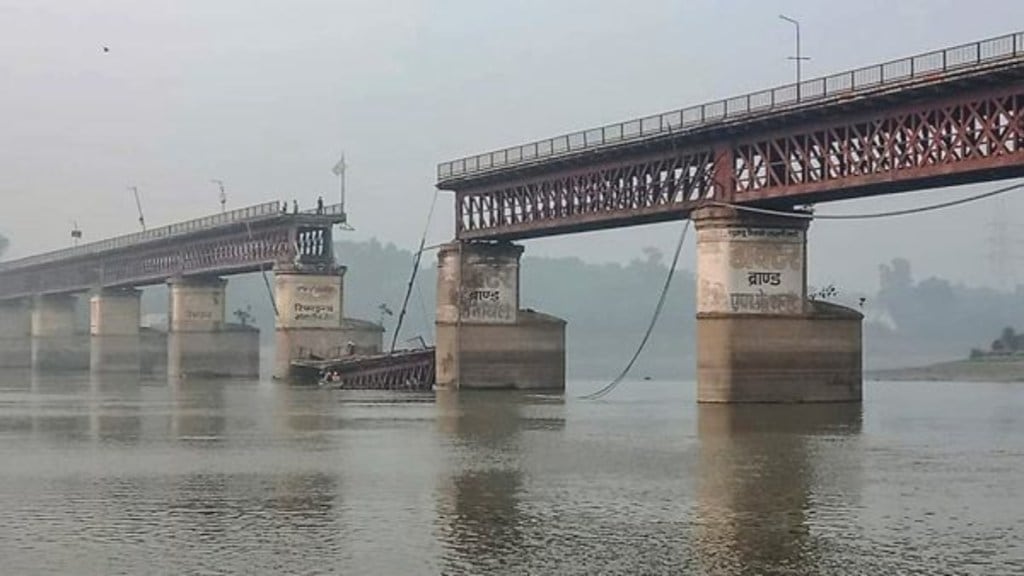 Unnao: A portion of the British-era bridge over the Ganga river collapsed, in Unnao, Uttar Pradesh, Tuesday, Nov. 26, 2024. (PTI Photo) Unnao: A portion of the British-era bridge over the Ganga river collapsed, in Unnao, Uttar Pradesh, Tuesday, Nov. 26, 2024. (PTI Photo)