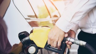 Petrol, Diesel Price Today 15 November 2024 : Oil prices edged down early on Friday as oversupply concerns and demand worries stemming from a stronger dollar outweighed a steep draw in U.S. fuel stocks. (Image Source: Freepik)