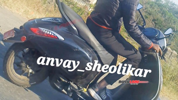 Bajaj Chetak new-gen spied (1)