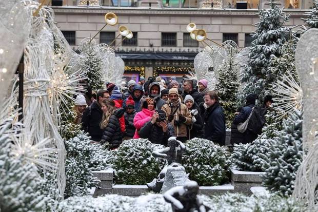 People take pictures of the Rockefeller Center Christmas Tree in Manhattan in New York City, US. (Photo source: Reuters)