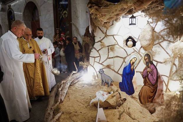 Iraqi Christians attend a mass on Christmas Eve at Mar Behnam and Sarah Syriac Catholic Church in Al-Hamdaniya, Iraq. (Photo source: Reuters)